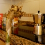 Senor bereitet sich einen Kaffee